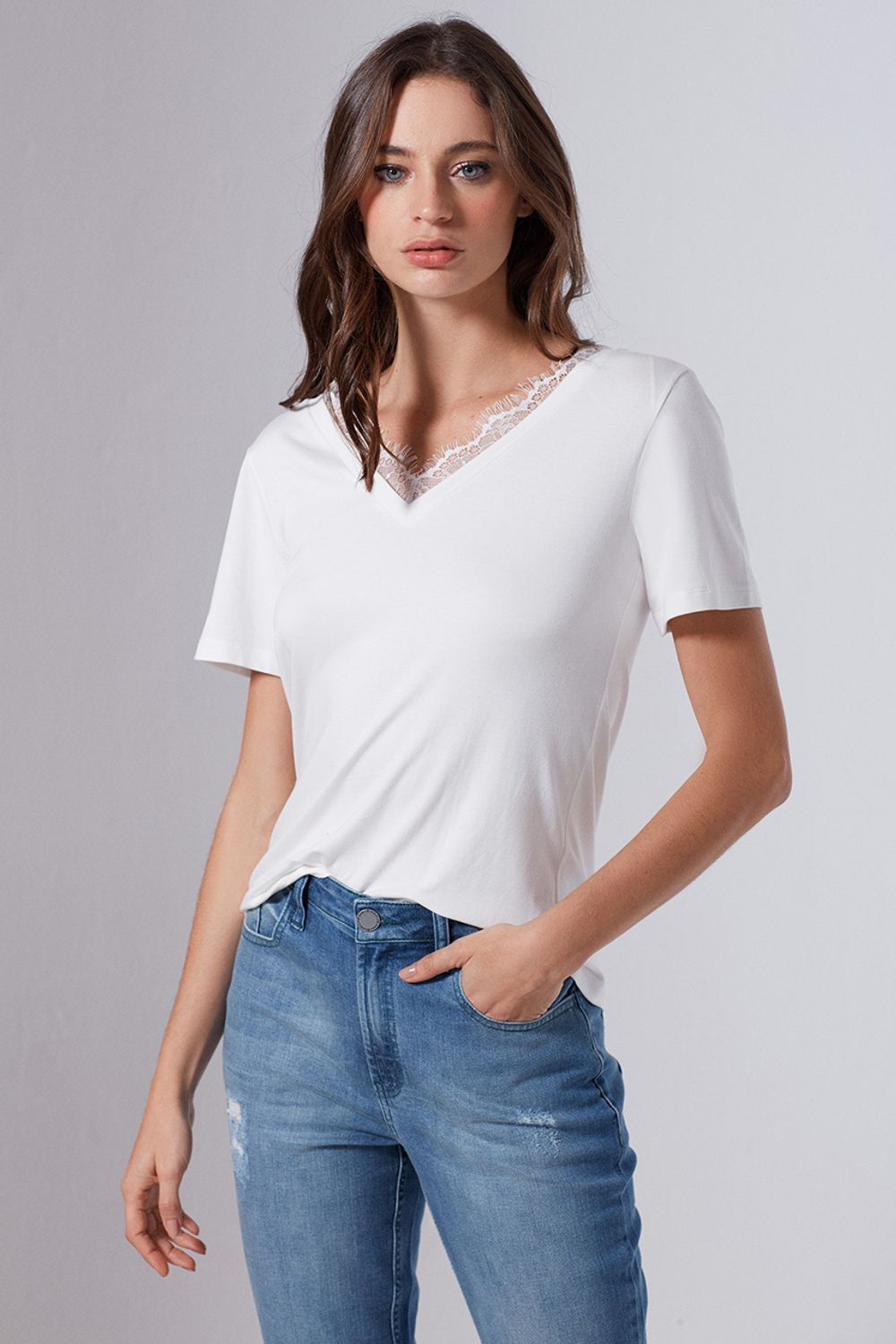 t shirt com renda no decote