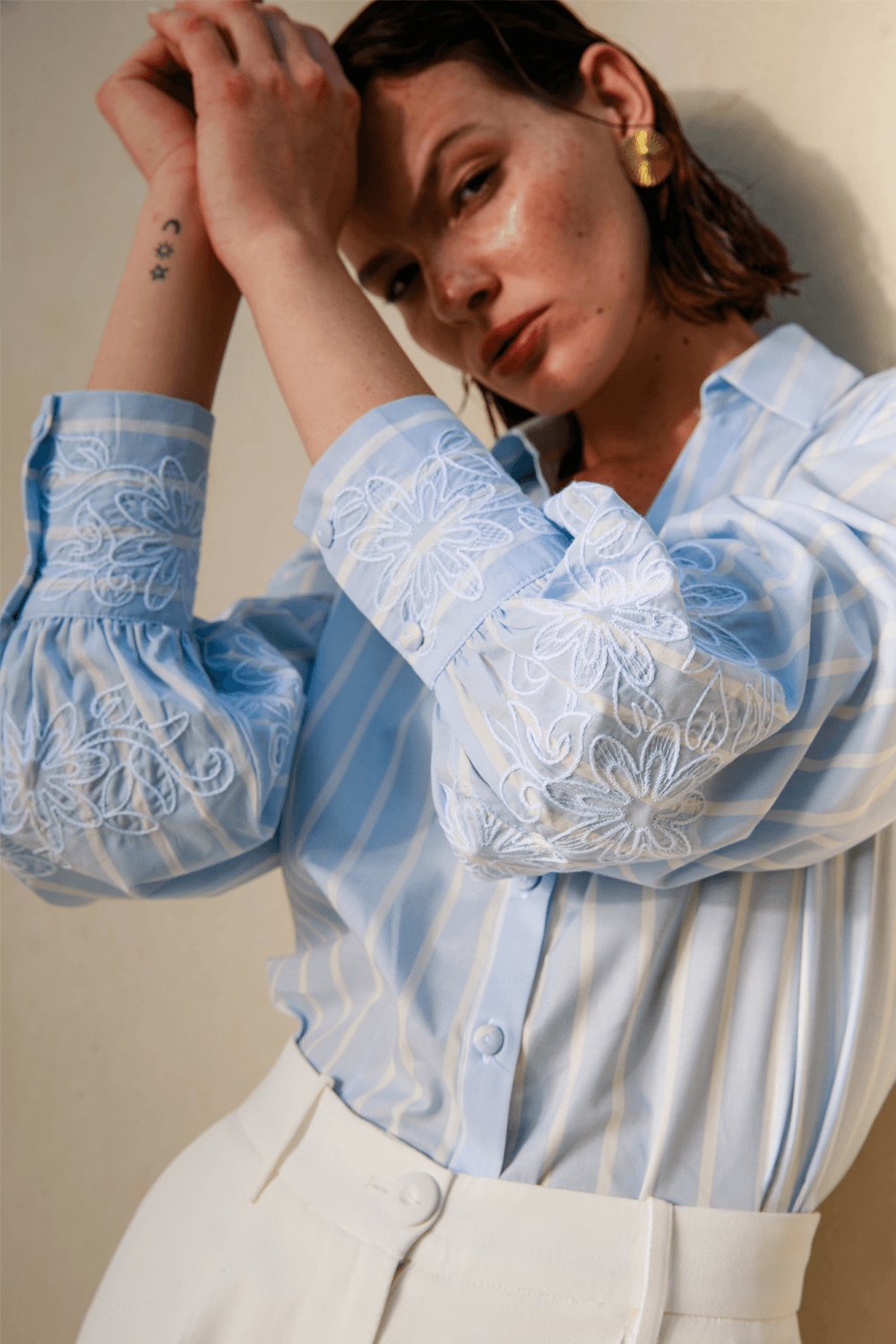 Camisa Listrada Com Punho Bordado - Azul Claro