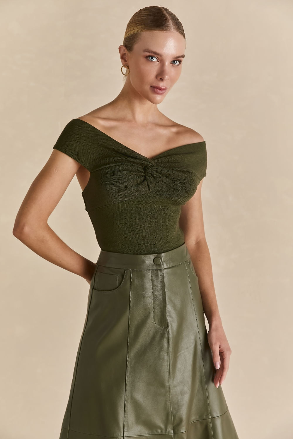 Saia Couro Evase Recortes - Verde Militar